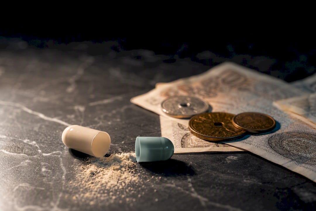 Anonyme kapsler ved siden af danske kroner